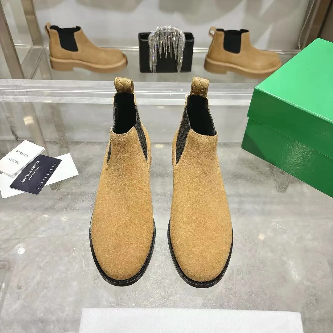 [BV] Top P: 840💰Size for couples: Female 35-39 Male 39--44 (Female 40. Male 38.45.46.47 customization is not returnable) [Note‼ ️] Add 💰 to size 46, add 20💰 to size 47, Bottega Veneta 2025 autumn and winter counter synchronized style Bottega Veneta small round toe short boots, high mercerized cow velvet, solid color cow lining! Leather outsole! A one-to-one replica of the original! Fine workmanship! quality assurance!
